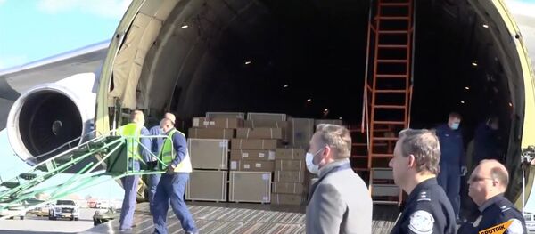 Кадры разгрузки в США российского самолета с медицинским оборудованием - Sputnik Узбекистан