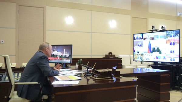 Президент Путин проводит в режиме видеоконференции совещание с членами правительства РФ - Sputnik Узбекистан