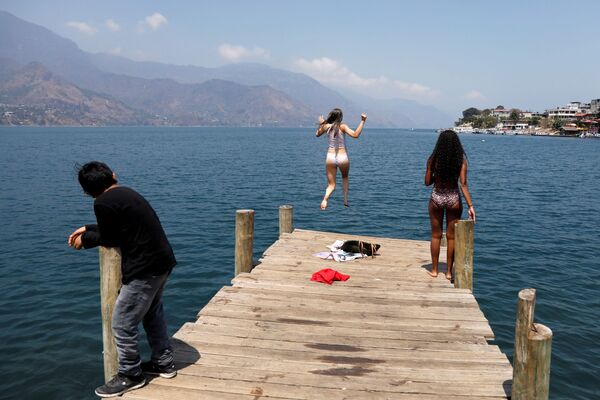 Студентка прыгает в воду с пирса в Гватемале. - Sputnik Узбекистан