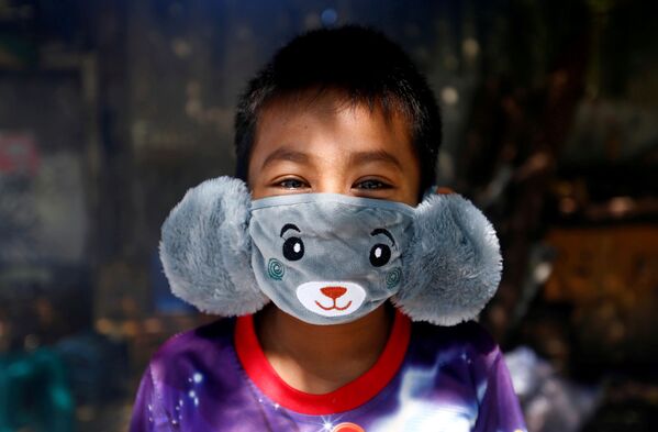 Мальчик в самодельной маске в Джакарте, Индонезия - Sputnik Узбекистан