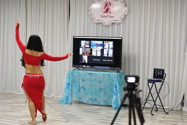 Преподаватель танцев во время онлайн урока в Ханое, Вьетнам  - Sputnik Узбекистан