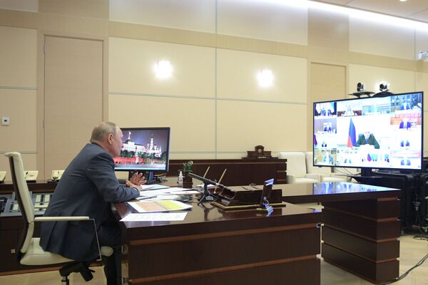 Президент России Владимир Путин проводит в режиме видеоконференции совещание с членами правительства страны. - Sputnik Узбекистан