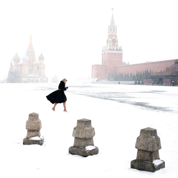 Девушка на Красной площади в Москве - Sputnik Узбекистан