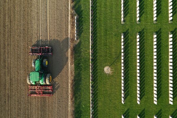 Фермер подготавливает землю к посеву сахарной свеклы во Франции - Sputnik Узбекистан