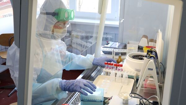 Сотрудник лаборатории выполняет анализы на коронавирус - Sputnik Узбекистан