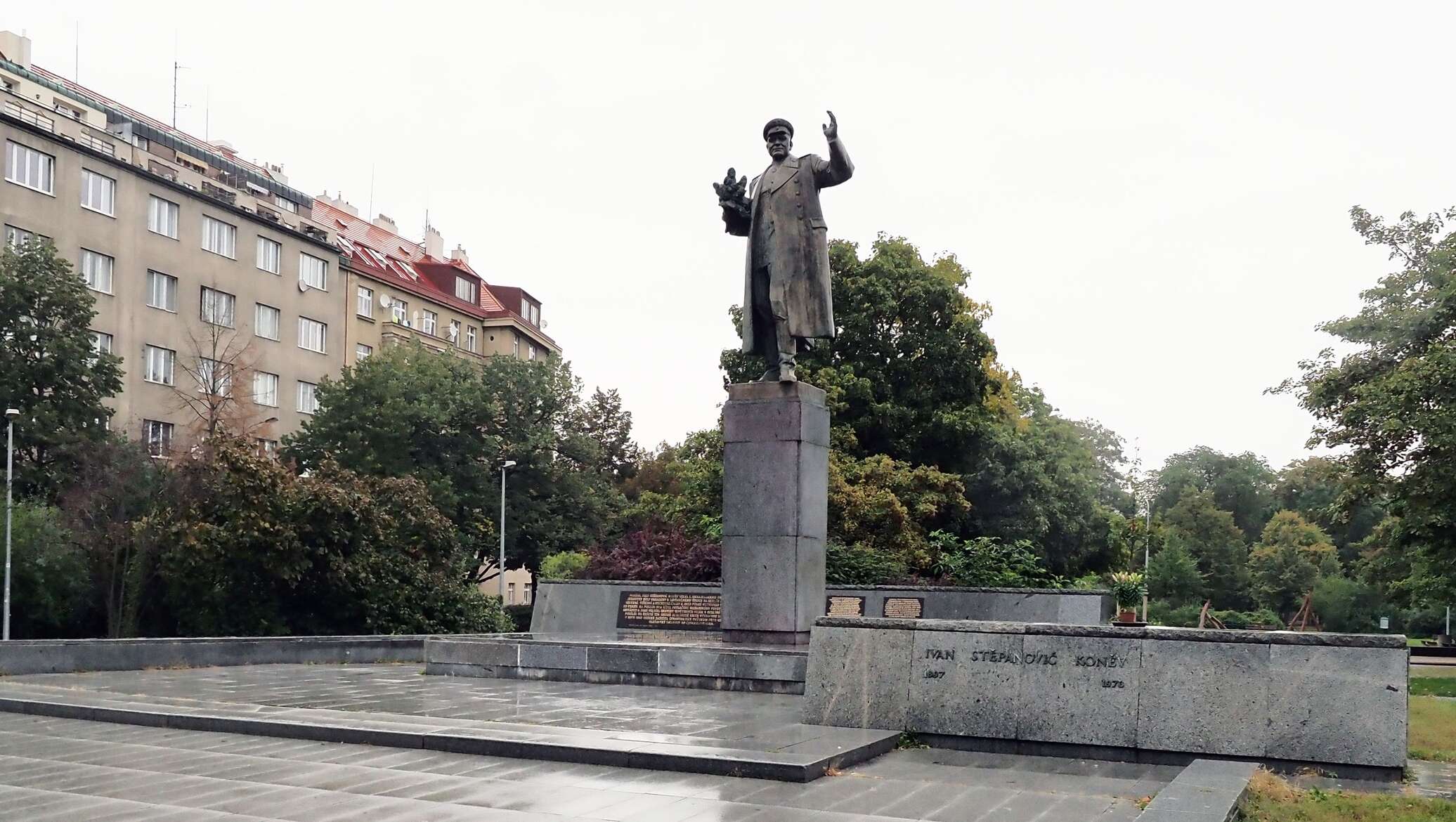 Памятник коневу в праге. Маршал Конев памятник в Праге. Памятник маршалу Коневу в Чехии. Памятник Ивану Коневу в Праге. Снесли памятник Коневу в Праге.