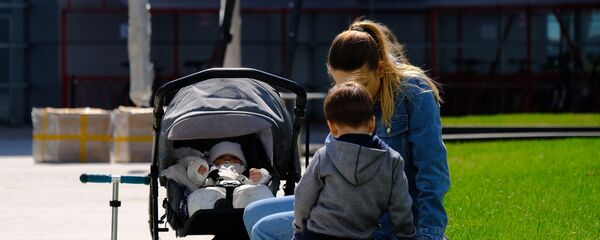 Мама с детьми на прогулке - Sputnik Ўзбекистон