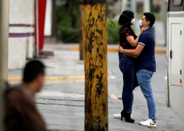 Пара в масках в мексиканском городе Монтеррей, Мексика - Sputnik Узбекистан