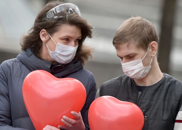 Пара в масках и с шариками в центре Киева, Украина - Sputnik Узбекистан