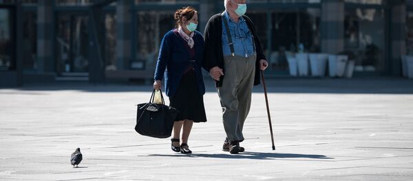 Пожилая пара в масках на улице в Белграде - Sputnik Узбекистан