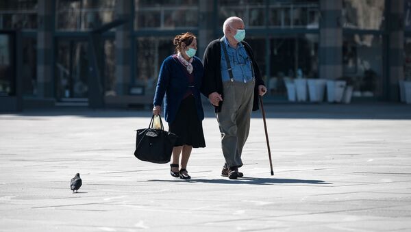 Пожилая пара в масках на улице в Белграде - Sputnik Узбекистан