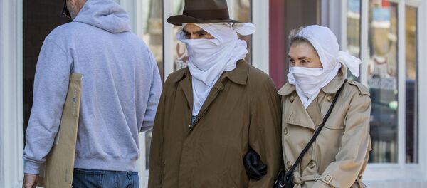 Пара в самодельных масках в Вашингтоне, США Пара в самодельных масках в Вашингтоне, США - Sputnik Ўзбекистон