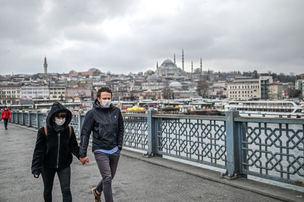 Пара в масках на улице Стамбула, Турция - Sputnik Узбекистан
