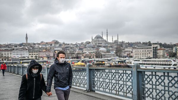 Пара в масках на улице Стамбула, Турция - Sputnik Ўзбекистон