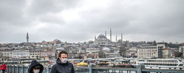 Para v maskax na ulitse Stambula, Tursiya - Sputnik O‘zbekiston