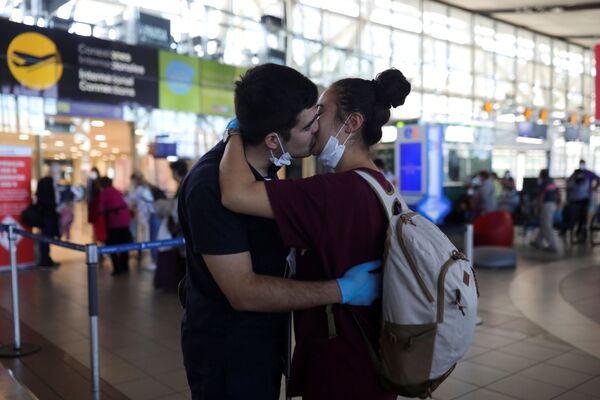 Пара в в международном аэропорту в Сантьяго, Чили - Sputnik Узбекистан