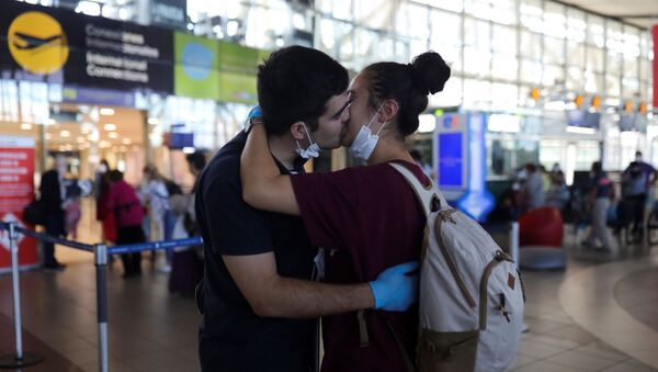 Пара в в международном аэропорту в Сантьяго, Чили - Sputnik Ўзбекистон