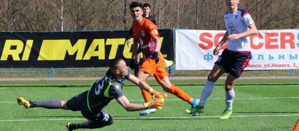 Футболист Энергетик-БГУ Жасур Яхшибоев в матче против ФК Минск Футболист Энергетик-БГУ Жасур Яхшибоев в матче против ФК Минск - Sputnik Узбекистан