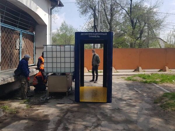 Как с COVID-19 борются соседи — в Бишкеке установили туннели для дезинфекции Как с COVID-19 борются соседи — в Бишкеке установили туннели для дезинфекции - Sputnik Узбекистан