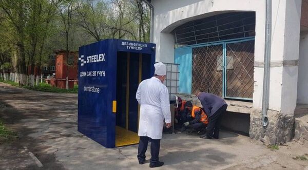 Как с COVID-19 борются соседи — в Бишкеке установили туннели для дезинфекции Как с COVID-19 борются соседи — в Бишкеке установили туннели для дезинфекции - Sputnik Узбекистан
