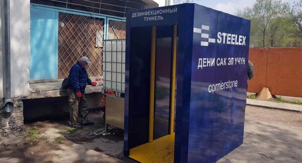 В Кыргызстане сотрудники полиции запустили флешмоб с антисептиками — видео В Кыргызстане сотрудники полиции запустили флешмоб с антисептиками — видео - Sputnik Узбекистан