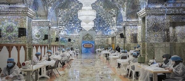 Зеркальная мечеть Шах-Черах адаптирована под фабрику по производству масок Зеркальная мечеть Шах-Черах адаптирована под фабрику по производству масок - Sputnik Ўзбекистон