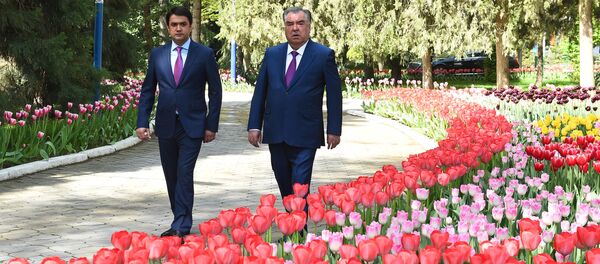 Президент Республики Таджикистан Эмомали Рахмон и мэр города Душанбе Рустам Эмомали Президент Республики Таджикистан Эмомали Рахмон и мэр города Душанбе Рустам Эмомали - Sputnik Ўзбекистон