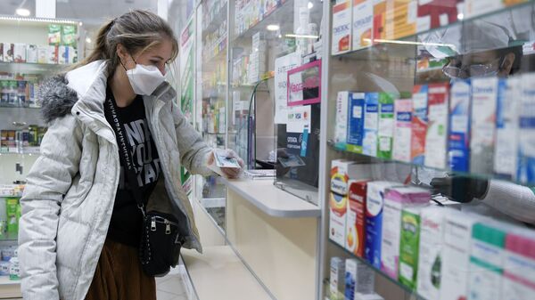 Волонтер покупает необходимые лекарства по списку для пенсионерки - Sputnik Узбекистан