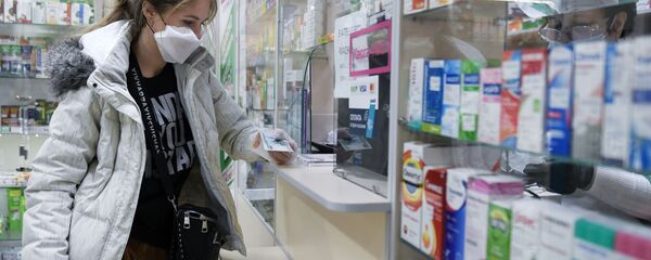 Волонтер покупает необходимые лекарства по списку для пенсионерки Волонтер покупает необходимые лекарства по списку для пенсионерки - Sputnik Ўзбекистон