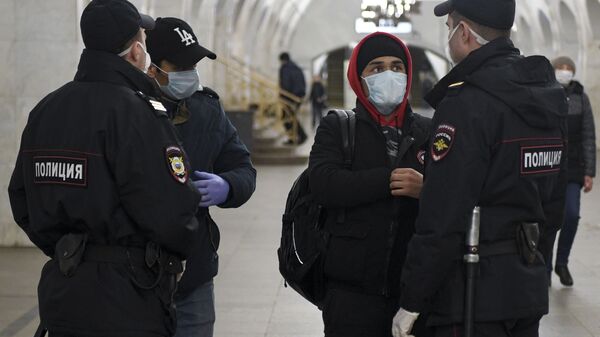 Сотрудники полиции проверяют документы у пассажиров - Sputnik Ўзбекистон