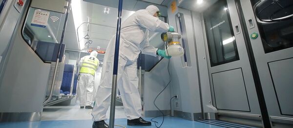 Сотрудники технической службы во время дезинфекции холодным паром вагонов поездов Сотрудники технической службы во время дезинфекции холодным паром вагонов поездов - Sputnik Ўзбекистон