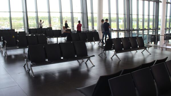 Пассажиры в зале ожидания в международном аэропорту - Sputnik Узбекистан
