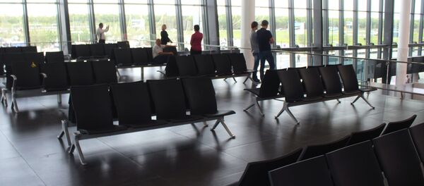 Пассажиры в зале ожидания в международном аэропорту - Sputnik Узбекистан