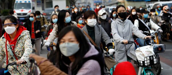 Люди в защитных масках на улице Пекина в Китае Люди в защитных масках на улице Пекина в Китае - Sputnik Узбекистан