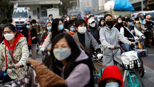 Люди в защитных масках на улице Пекина в Китае - Sputnik Узбекистан