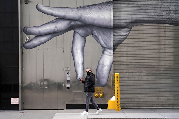Мужчина напротив стрит-арта в Нью-Йорке  - Sputnik Узбекистан