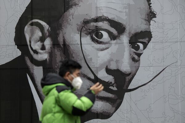 Мужчина в медицинской маске на фоне граффити с изображением Сальвадора Дали в Шанхае, Китай - Sputnik Узбекистан