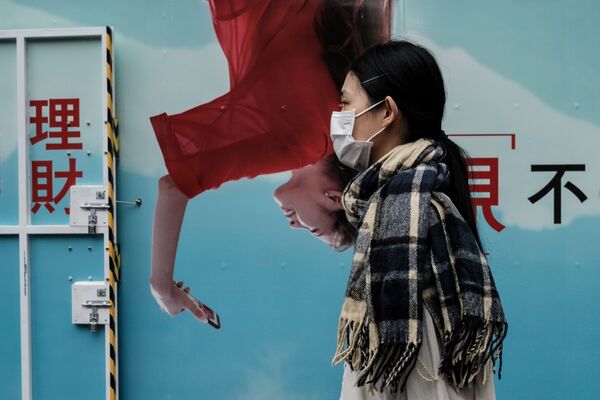 Девушка напротив рекламного плаката в Гонконге  - Sputnik Узбекистан