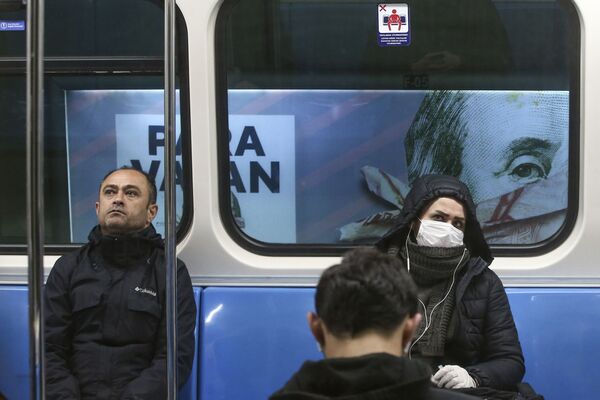 Пассажиры метро в масках в Стамбуле. - Sputnik Узбекистан