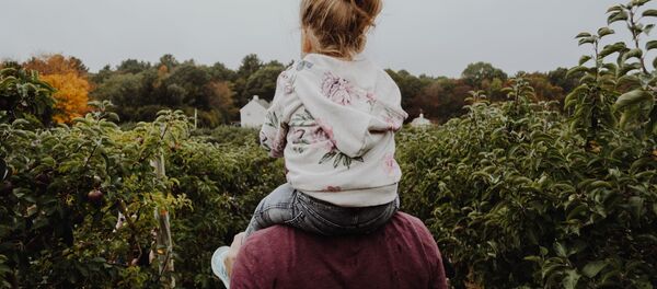 Папа прогуливается с дочкой - Sputnik Узбекистан