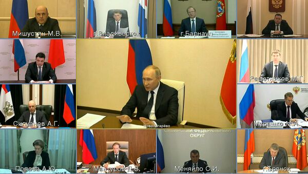 Видеосовещание Путина с членами правительства РФ и губернаторами - Sputnik Узбекистан