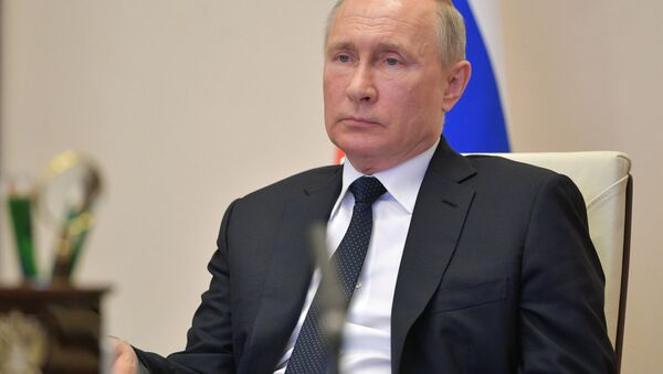 Президент РФ В. Путин в режиме видеоконференции провел совещание с руководителями субъектов РФ - Sputnik Узбекистан