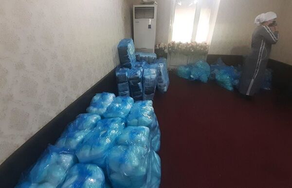 В Чирчике зал для свадеб переоборудовали в подпольный цех по пошиву масок - Sputnik Узбекистан