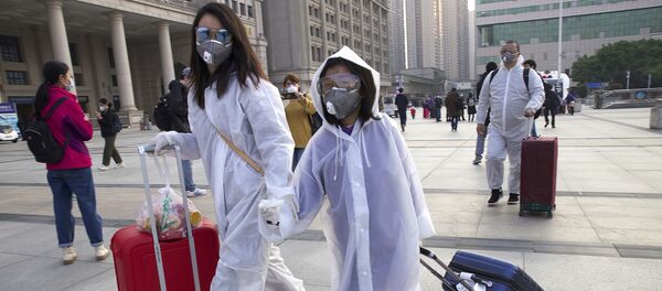 Ухань вокзали йўловчилар ҳимоя ниқобларида Ухань вокзали йўловчилар ҳимоя ниқобларида - Sputnik Ўзбекистон
