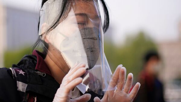 Puteshestvennik v zashitnoy maske na vokzale Uxanya - Sputnik O‘zbekiston