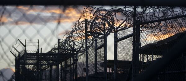 Колючая проволока по периметру тюрьмы Колючая проволока по периметру тюрьмы - Sputnik Ўзбекистон