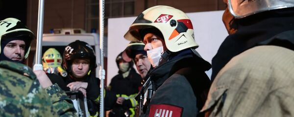 Сотрудники противопожарной службы МЧС РФ во время тушения пожара в пансионате для пожилых людей в Москве. По данным экстренных служб при пожаре погибли четыре человека и шестнадцать человек пострадали - Sputnik Узбекистан