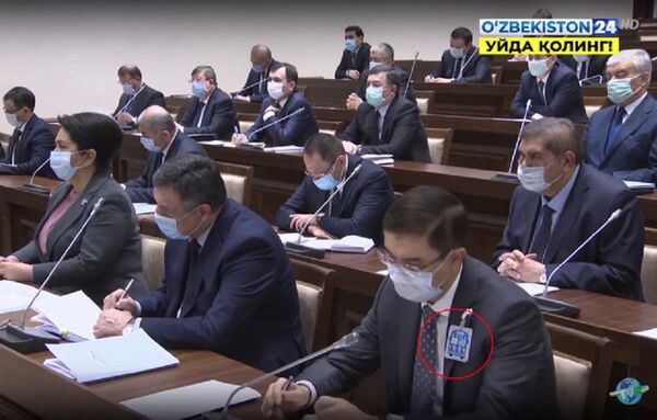 Чиновники Узбекистана начали носить блокаторы вируса Чиновники Узбекистана начали носить блокаторы вируса - Sputnik Узбекистан