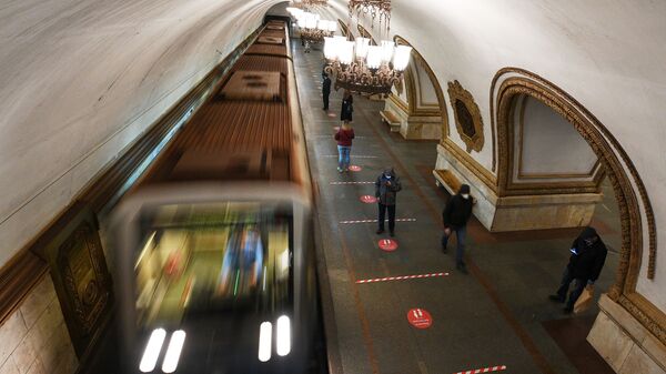 Напольная индикация в Московском метро с призывом соблюдать дистанцию - Sputnik Узбекистан