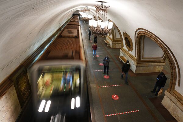 Напольная индикация в Московском метро с призывом соблюдать дистанцию - Sputnik Узбекистан